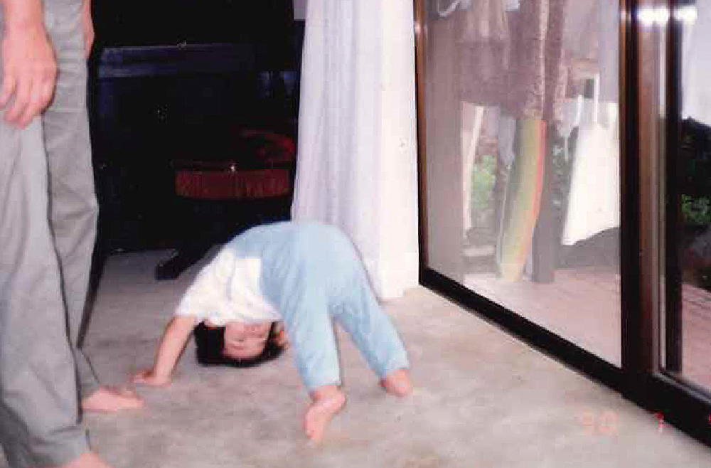 1歳の頃、自宅にて。三点倒立をしようとしている？小さい頃からとにかく運動が好きだった。