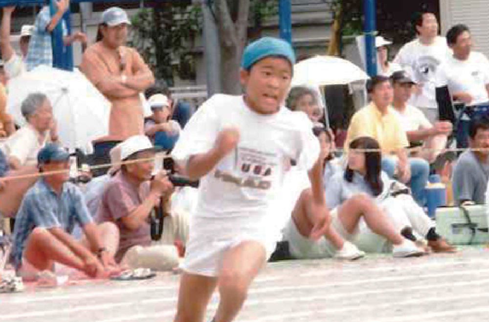 久木小学校の運動会にて。先生、友達に恵まれてのんびりと過ごした６年間だった。一年中、半袖、半ズボン、裸足で野人のように校庭を走り回っていた（当時のあだ名はゴリラ）。
